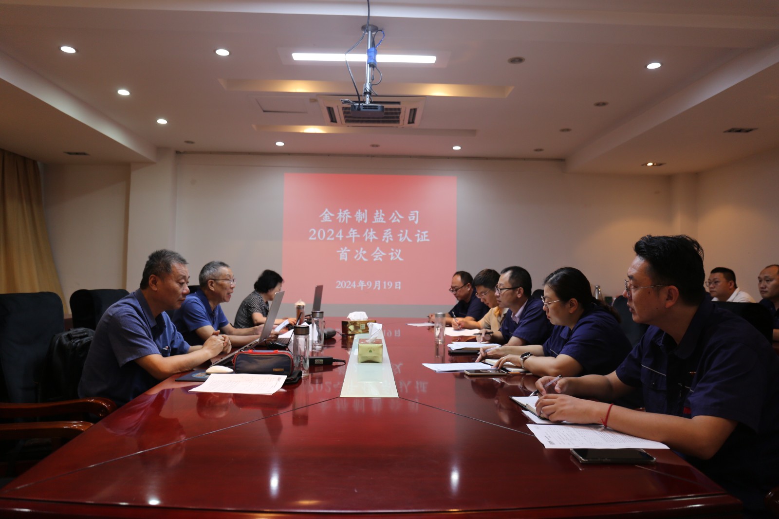 近日，金橋制鹽公司通過北京世標(biāo)認(rèn)證中心審核，給予食品安全管理體系、環(huán)境管理體系和職業(yè)健康安全管理體系認(rèn)證“保持認(rèn)證資格”的監(jiān)督審核結(jié)論，給予質(zhì)量管理體系認(rèn)證“再次注冊(cè)”的再認(rèn)證審核結(jié)論。通過審核，是對(duì)公司精細(xì)化管理成果的檢驗(yàn)，促進(jìn)公司內(nèi)控管理水平持續(xù)提升。（李曉月）