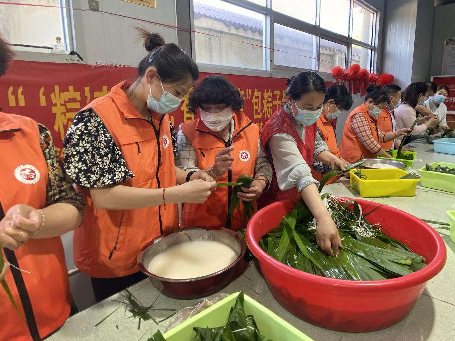 青口供電所黨支部聯(lián)合生產(chǎn)生活服務(wù)中心分會、黃沙坨社區(qū)，共同舉辦“悠悠艾草香 濃濃端午情”系列活動。.png
